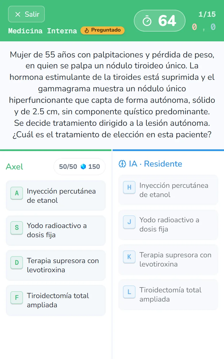 Pantalla real de un duelo contra la IA: el caso clínico arriba y las dos mitades de la pantalla